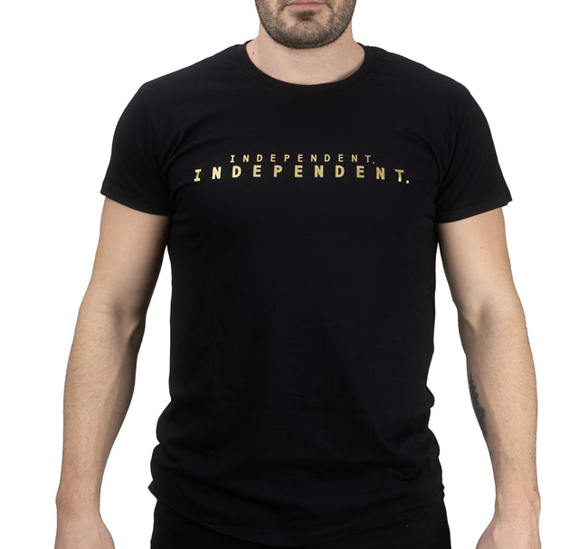 Camiseta negra con escritura independiente