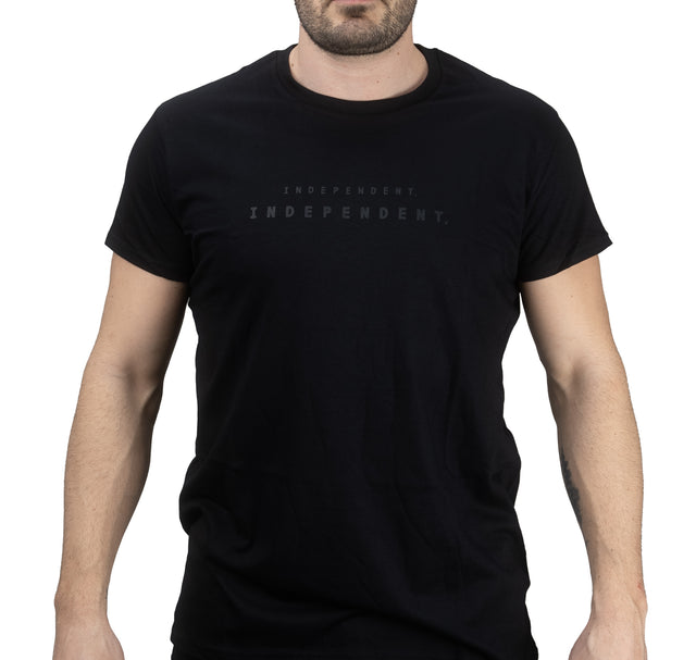 Camiseta negra con escritura independiente